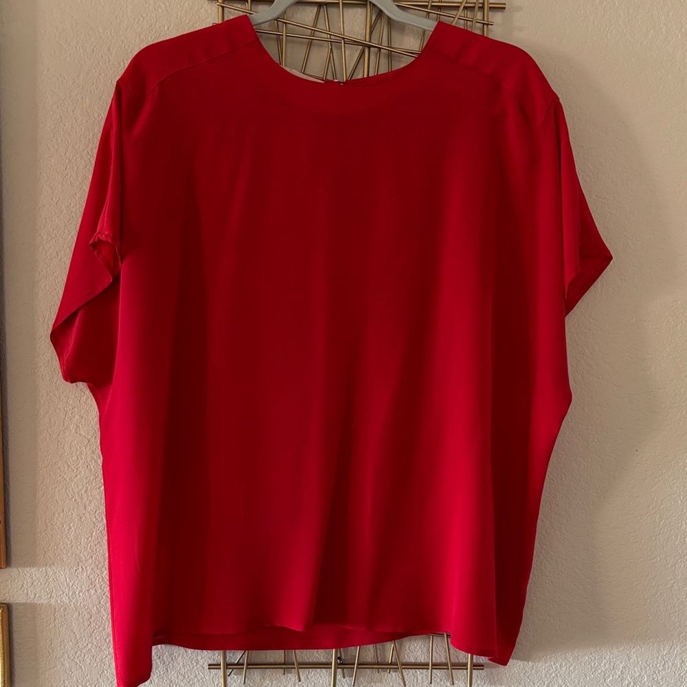 Chic Scarlet Women's Short Sleeve Top